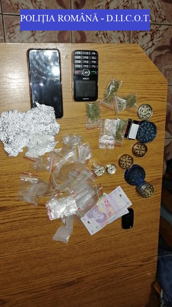 Foto. DROGURI de risc depistate de polițiști