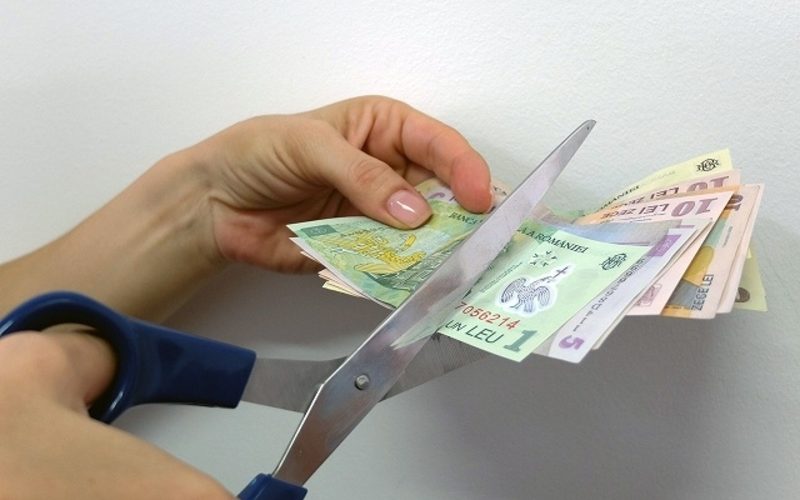 INCREDIBIL. Consilieri conduși de un om FĂRĂ ȘCOALĂ,  a TĂIAT BURSELE elevilor și studenților dintr-o comună sătmăreană