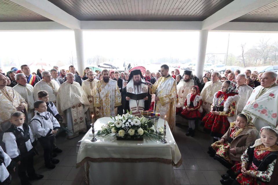 VIDEO/FOTO. Capela din Bătarci, SFINŢITĂ de PS Timotei Sătmăreanul. Doi MINIŞTRI, prezenţi