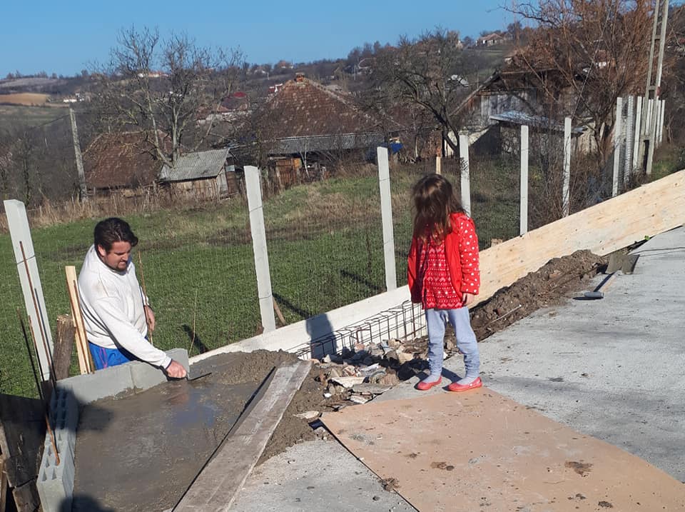 Preotul Gabriel Chereji din Cuța construiește singur un monument al Eroilor