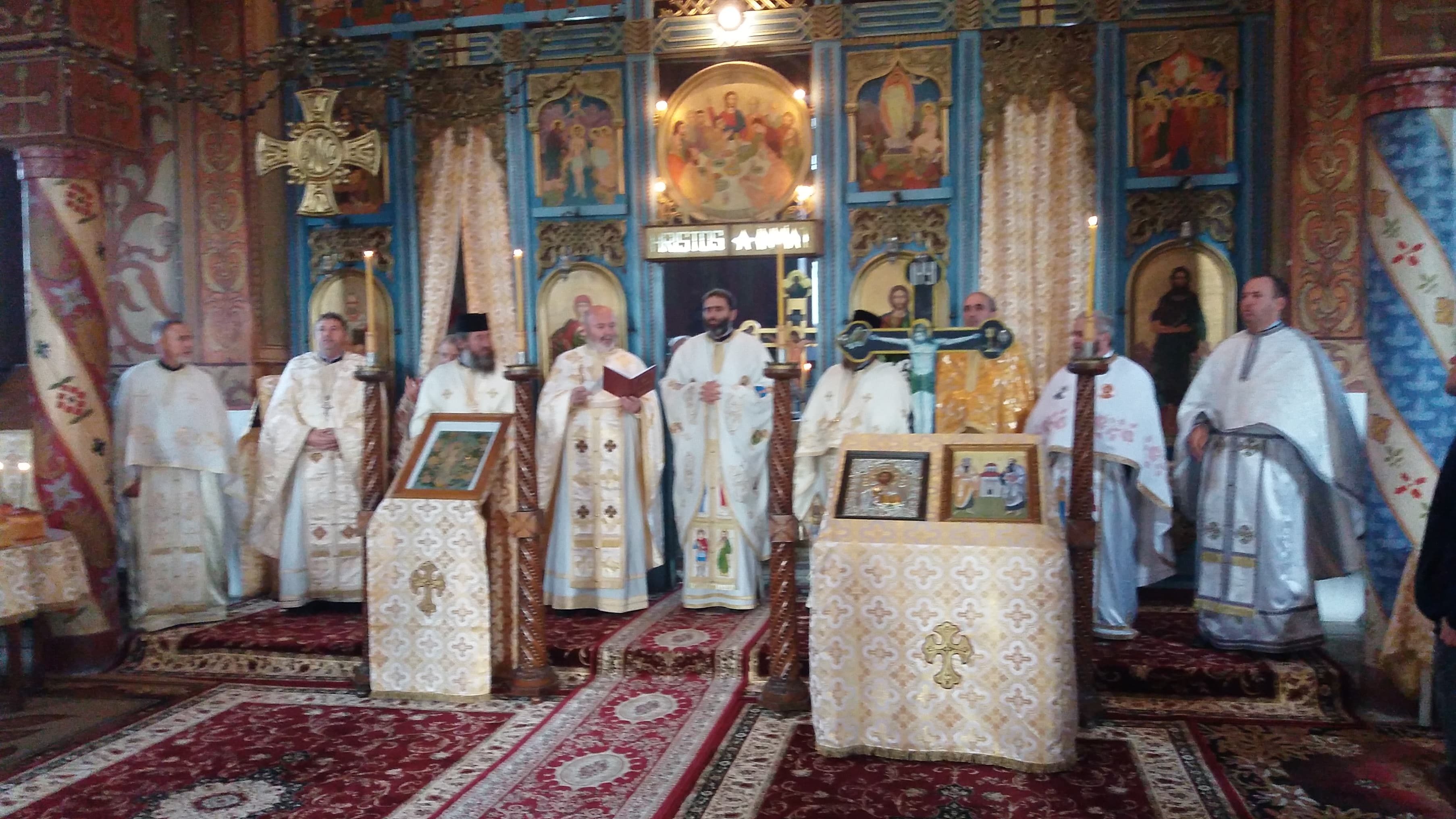 VIDEO/FOTO. SĂRBĂTOARE Praznic DEOSEBIT pentru credincioșii din Gelu. Slujbă cu 12 preoți de Sfântul Mina