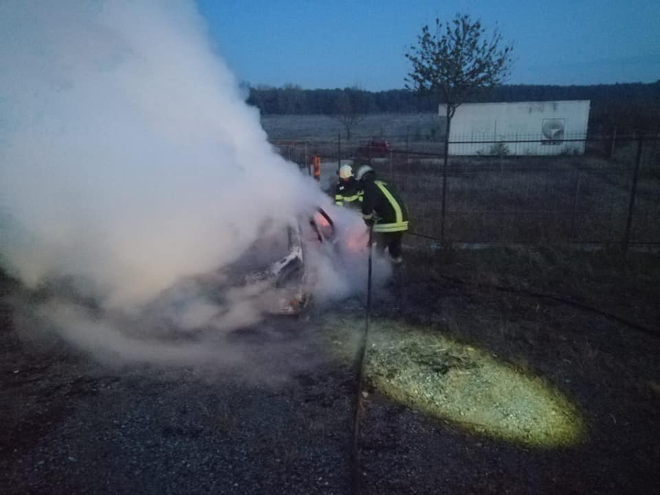 FOTOGALERIE. INCENDIU. Autoturism în FLĂCĂRI lângă Satu Mare. Un s-a întâmplat totul