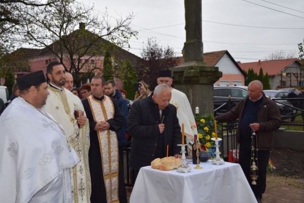 FOTOGALERIE. Sărbătoare ROMÂNEASCĂ la Moftin. Bustul unui EROU, dezvelit şi a fost sfinţit CATARGUL