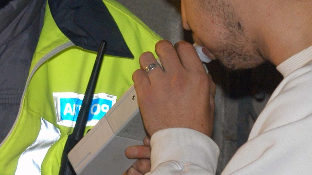 La volan după ce a consumat alcool. Polițiștii l-au prins