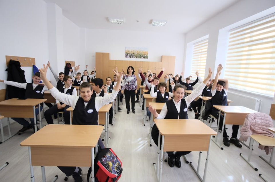 DECIZIE. ȘCOALA  va ÎNCEPE NORMAL în județ. Elevii, MERG LA CURSURI