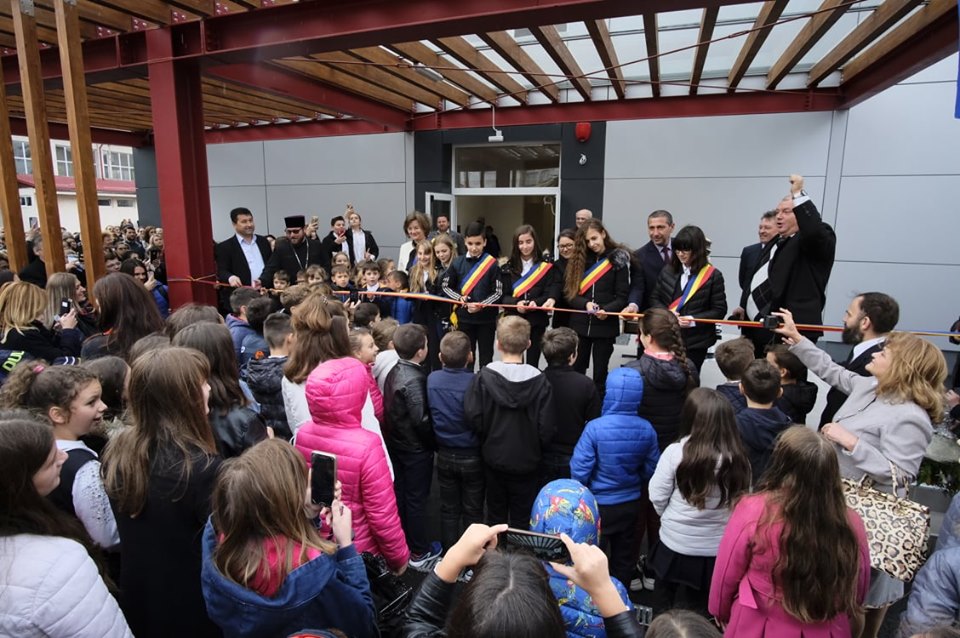 FOTOGALERIE. Cea mai MODERNĂ ŞCOALĂ din judeţ se află la Negreşti. REABILITARE de peste UN MILION  de euro