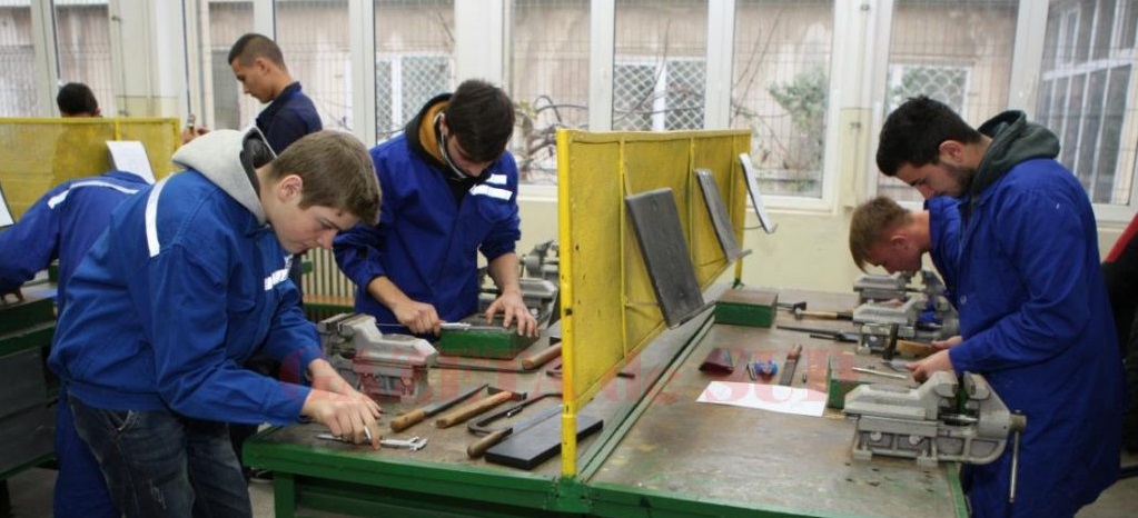 OPORTUNITATE. Fabricile își pot ȘCOLARIZA viitorii muncitori. Ce trebuie să FACĂ