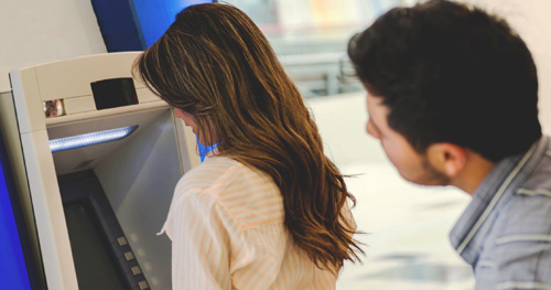 Atenție la carduri, hoții din ce în ce mai inventivi