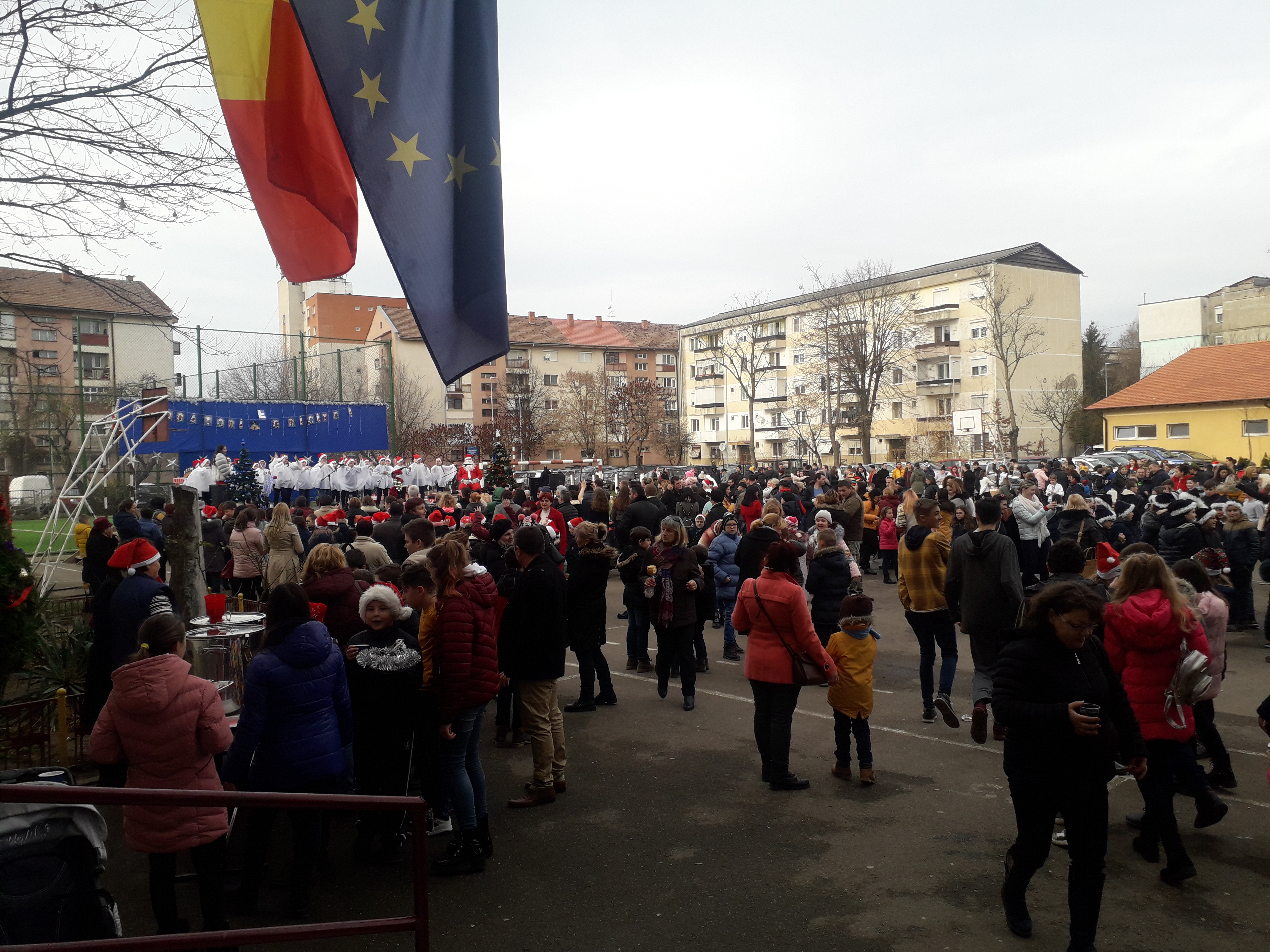 Peste 1200 de participanți la Târgul de Crăciun de la școala Octavian Goga