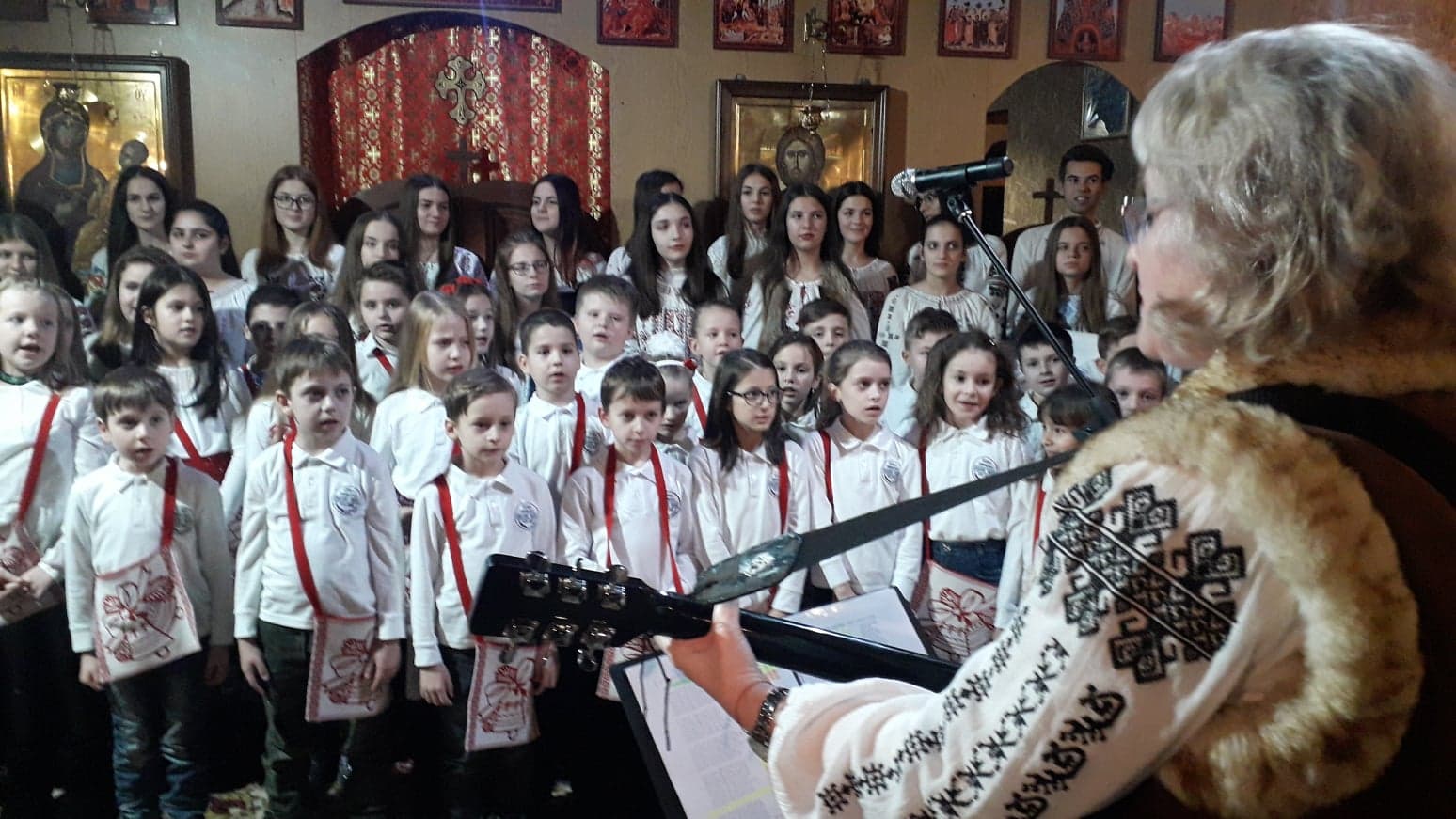 Concert de colinde deosebit, cu elevii claselor a II-a A și I B de la școala Grigore Moisil