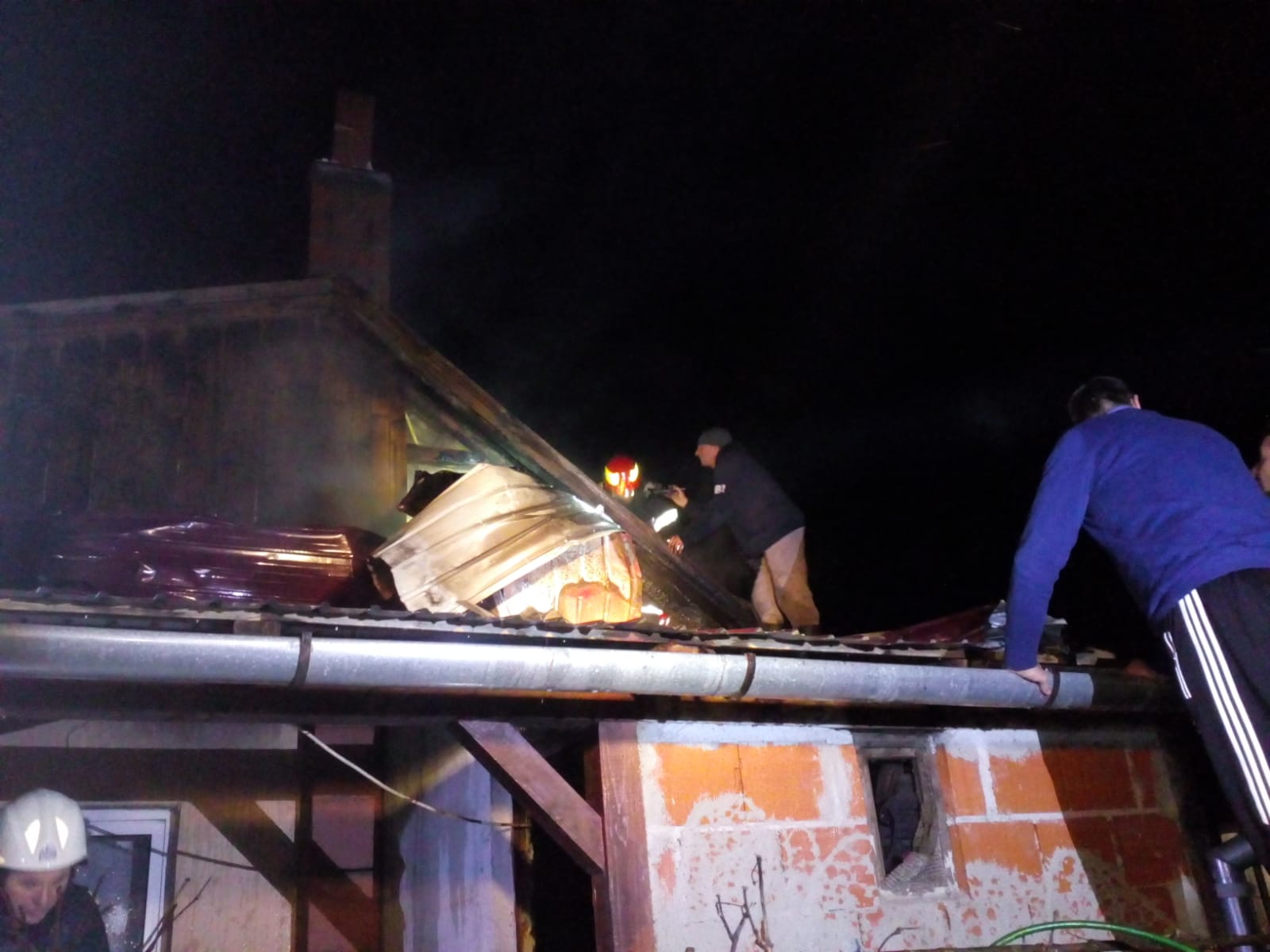 Incendiu la acoperișul unei case