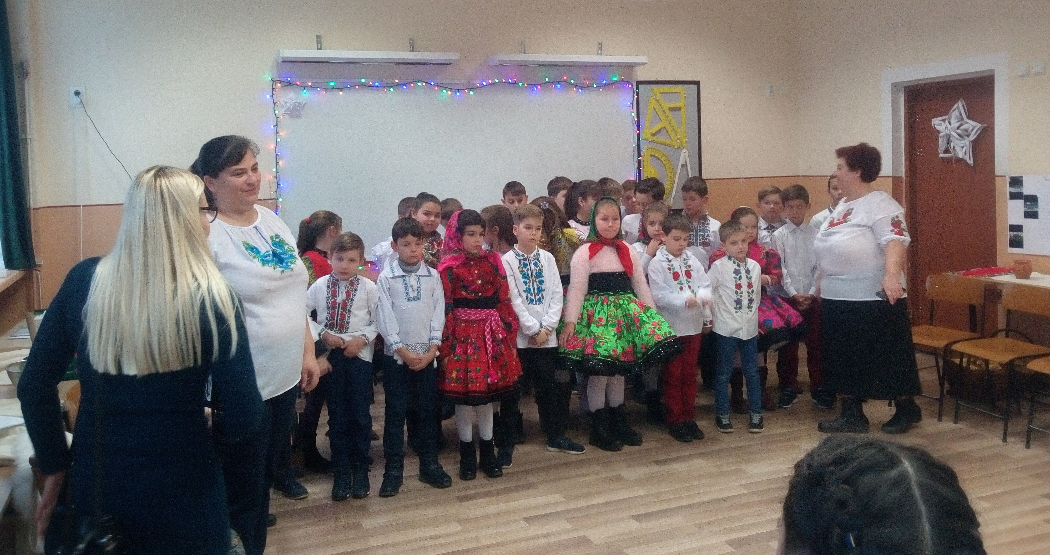 FOTO. Elevii Şcolii „Bălcescu-Petofi”, colindat de colegii lor din Călineşti Oaş