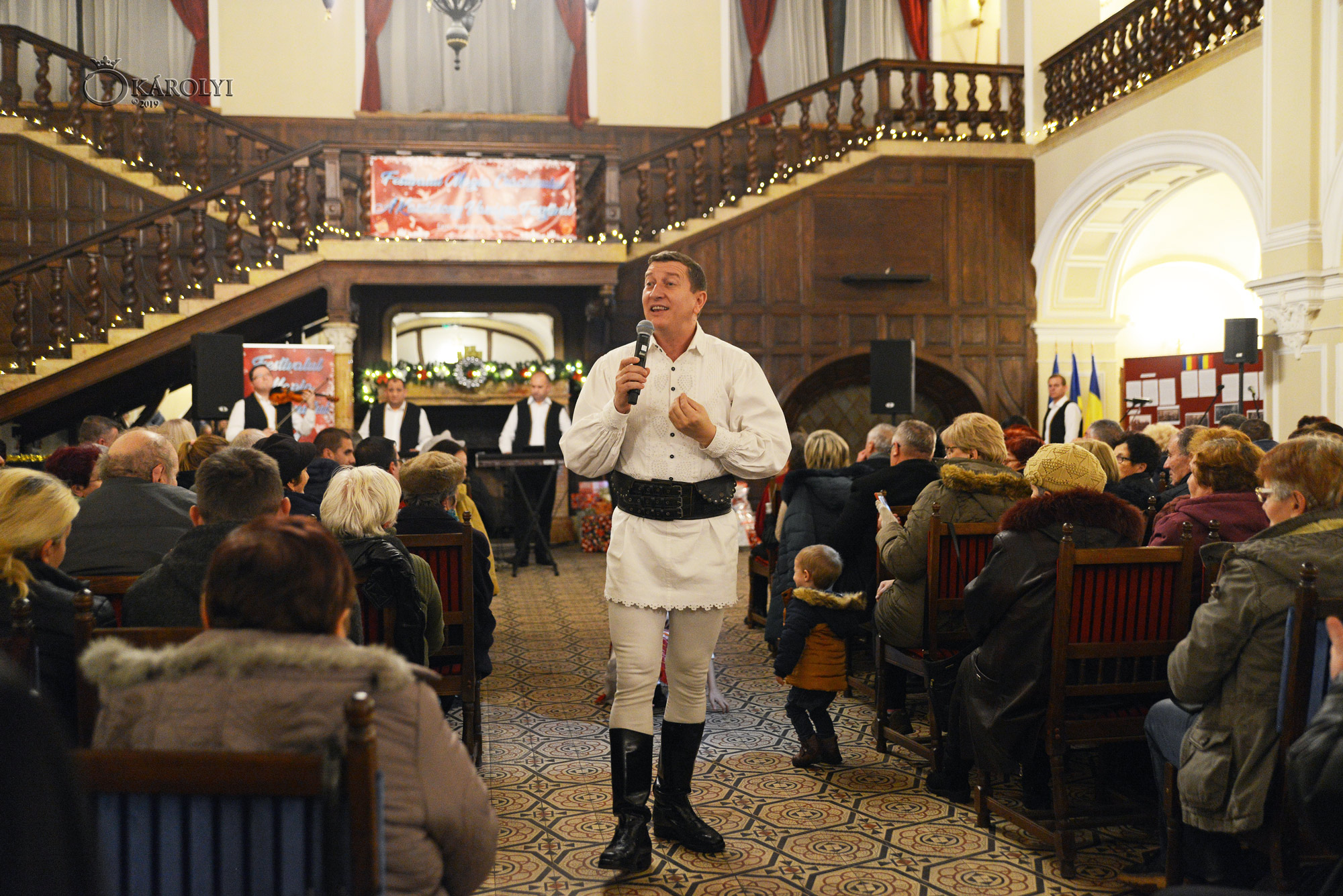 FOTOGALERIE. SPECTACOL. Petrică Mureșan și Ansamblurile „Vasile Lucaciu” și Ceatăra și au creat o atmosferă de sărbătoare la Castelul din Carei