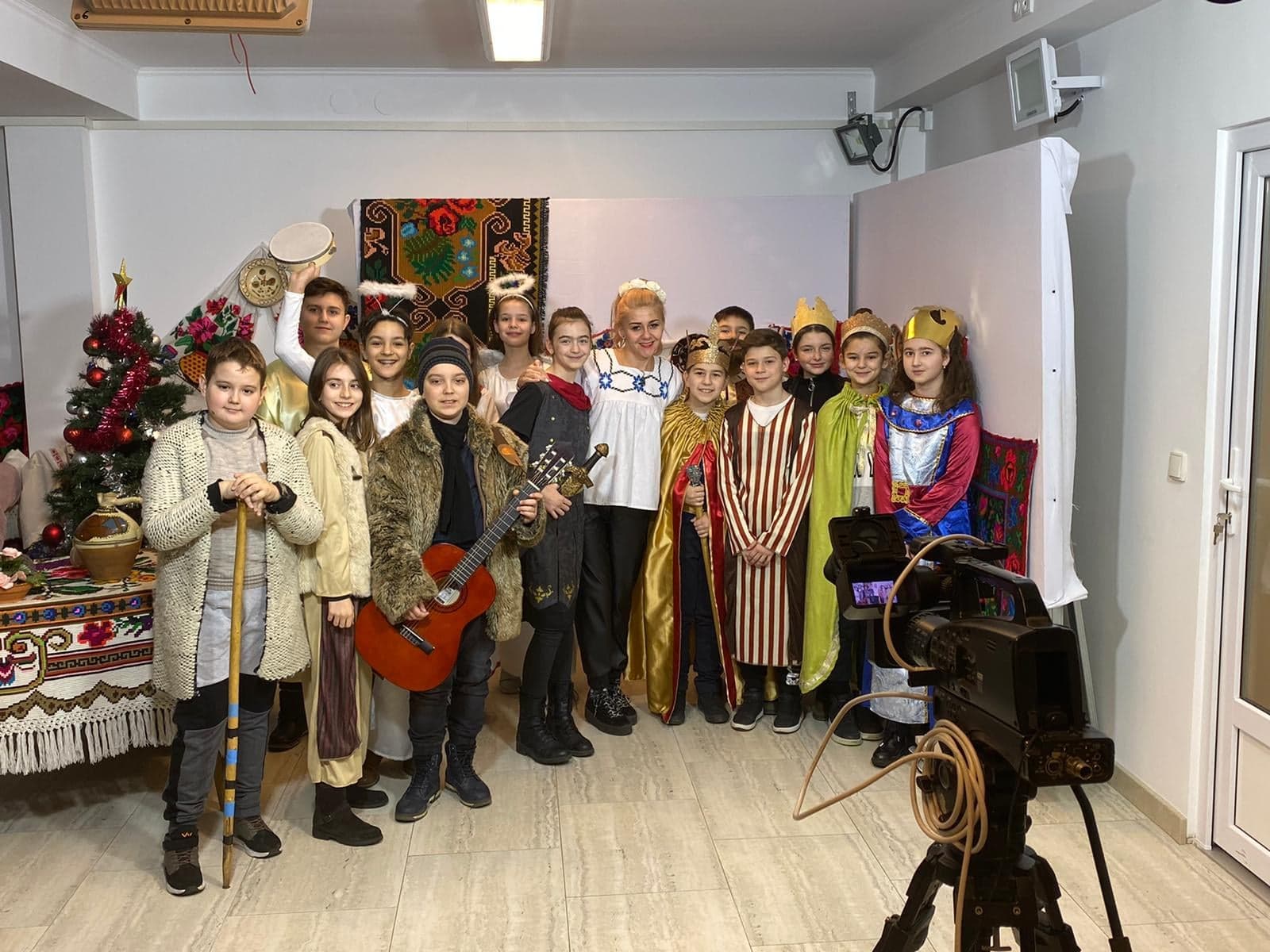 Grupul “Pulbere de Stele” din clasa a V-a B de la școala Mircea Eliade a colindat la Nord Vest TV