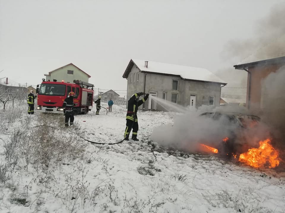 FOTOGALERIE. Maşină în FLĂCĂRI lângă Satu Mare. De la ce a izbucnit INCENDIUL