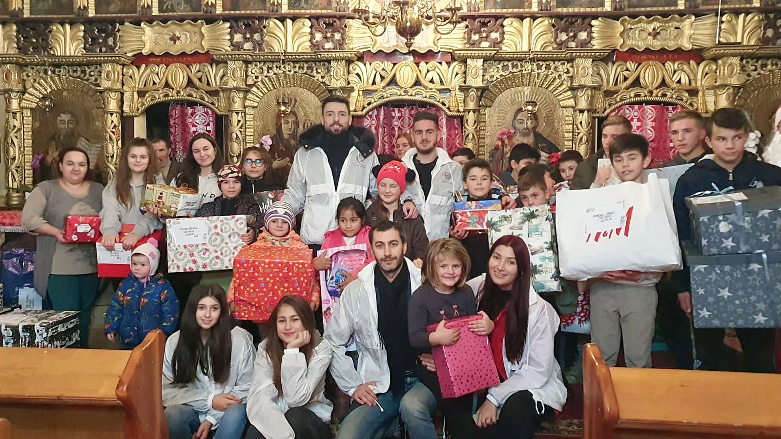 Peste 400 de copii au primit cadouri de la Ajutoarele lui Moș Crăciun