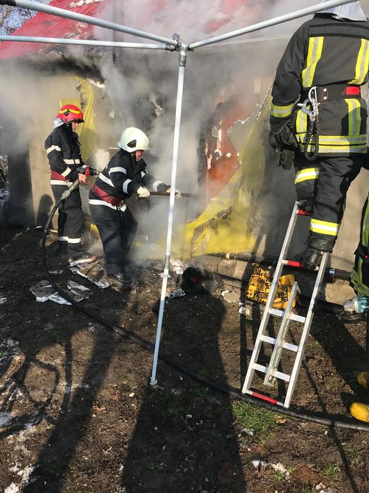 FOTOGALERIE. Casă în FLĂCĂRI la Satu Mare. De la ce a pornit incendiul