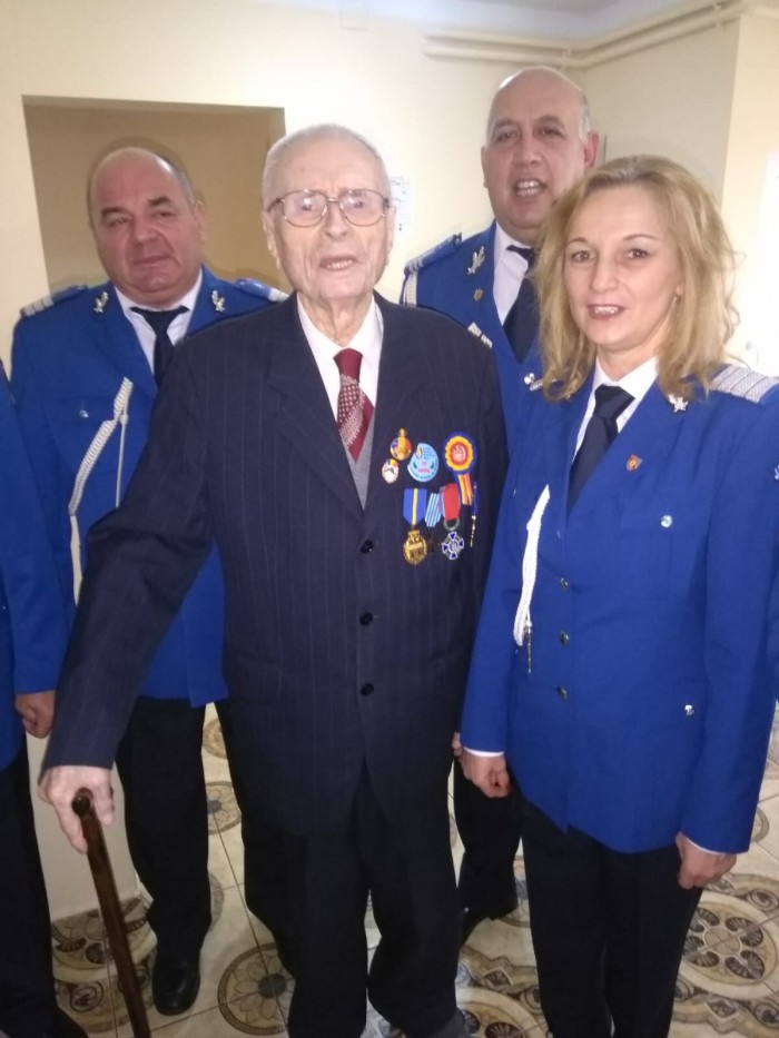 Jandarmii sătmăreni l-au colindat pe cel mai vârstnic jandarm- Emil Olteanu