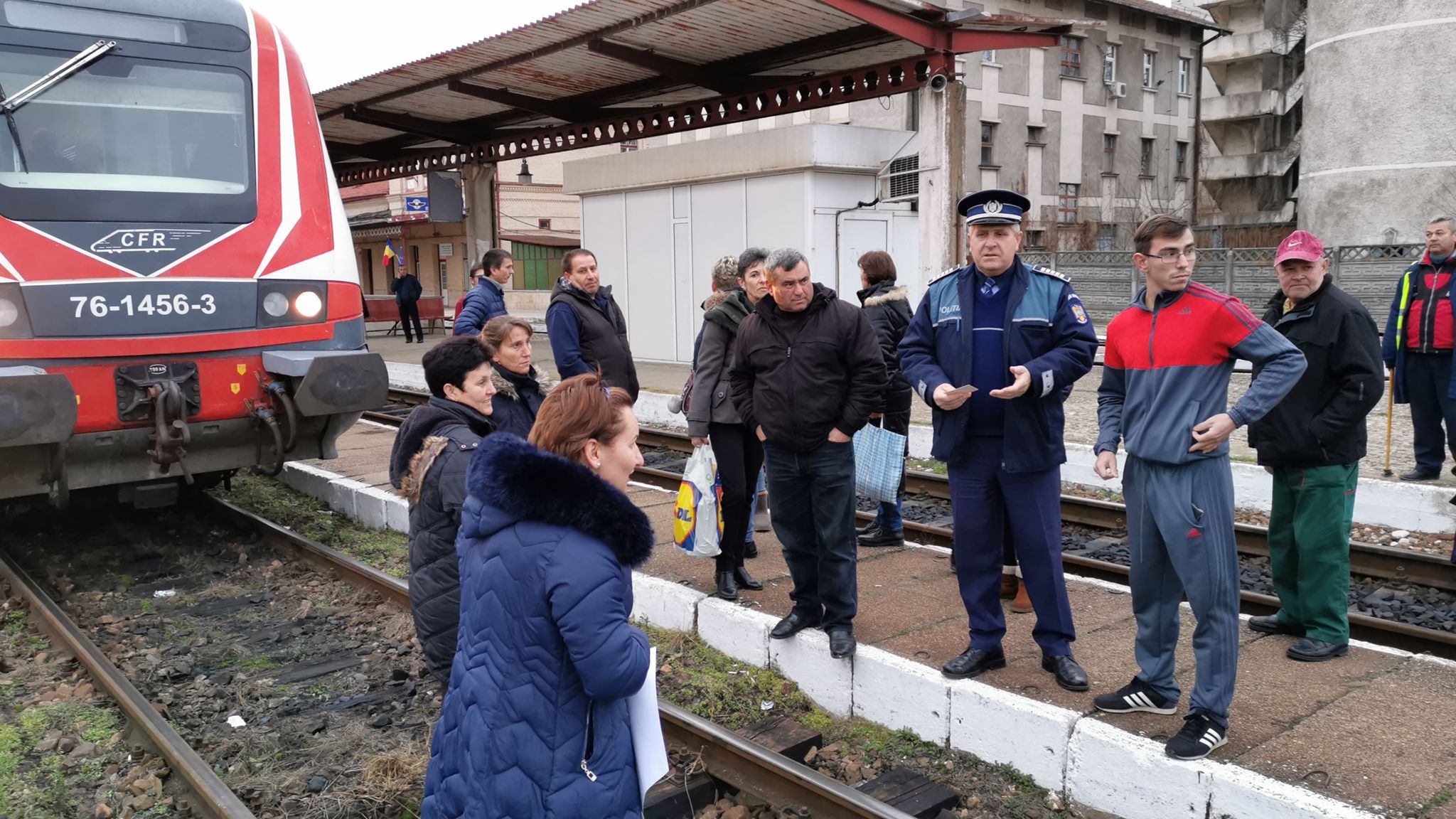 FOTGALERIE. SCANDAL în Gară. PROTEST pe șine. Tren BLOCAT