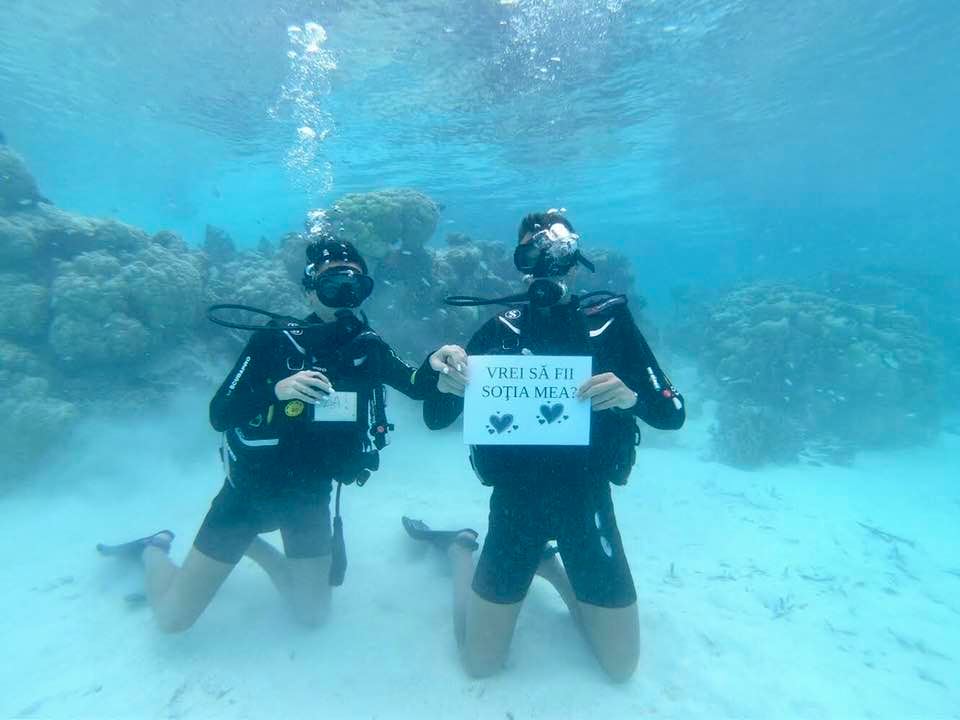 Adi Rus şi-a surprins  iubita cu o scufundare cu surprize!