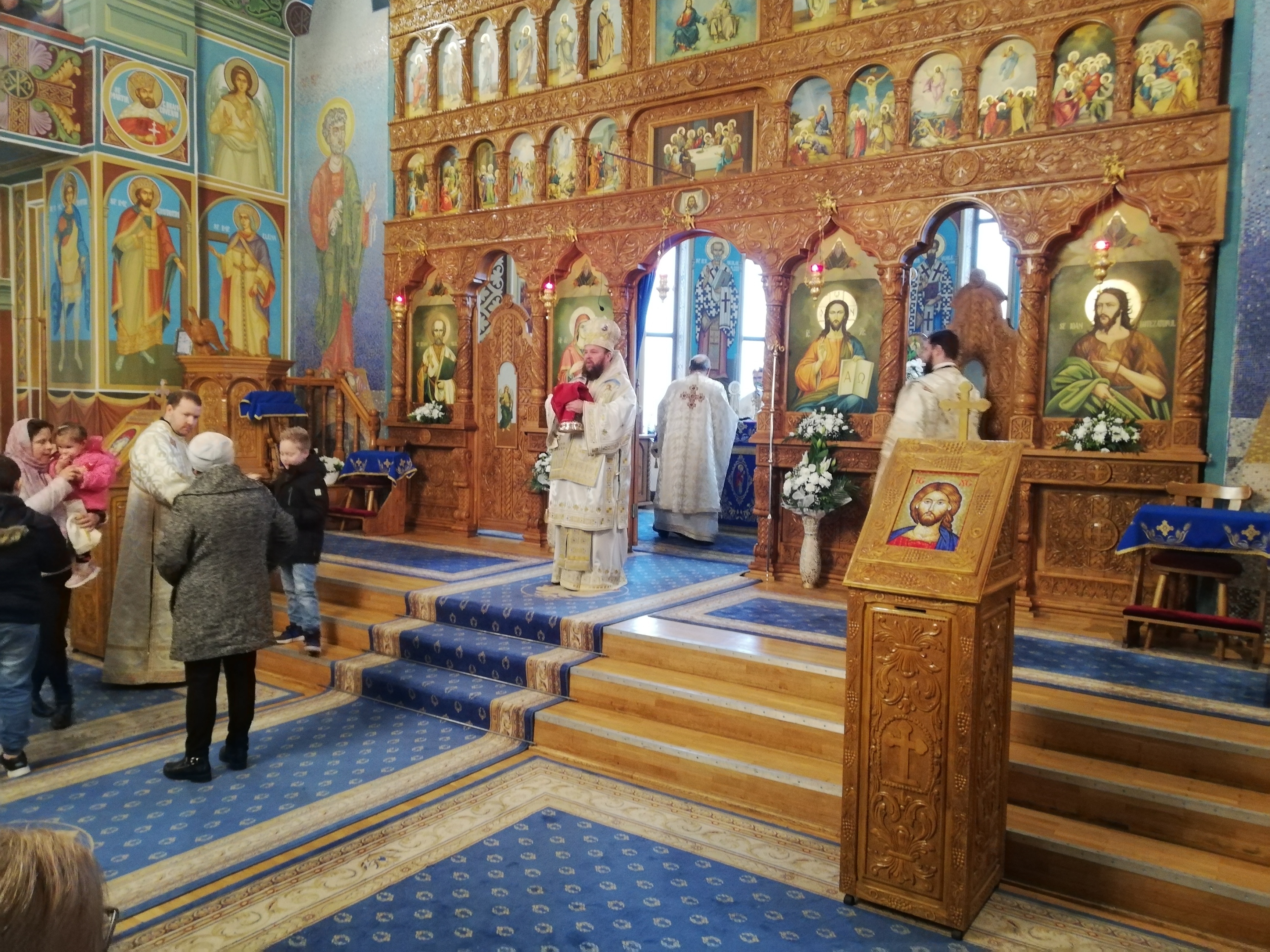 Arhiereul vicar TIMOTEI SĂTMĂREANUL –  a participat pentru prima dată la Sfânta Liturghie arhierească a bisericii Sfinții Apostoli PETRU ȘI PAVEL din Satu Mare