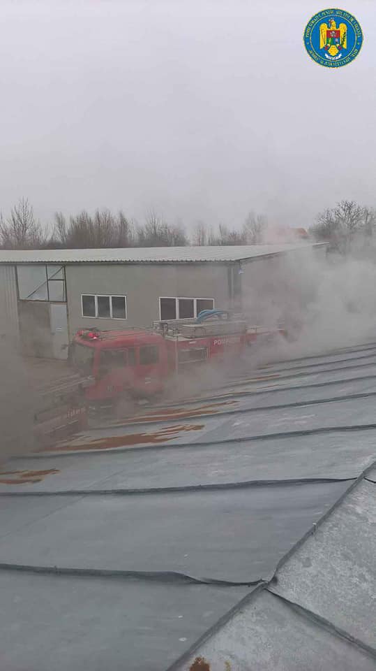 FOTO. Incendiu la un atelier de confecţii metalice