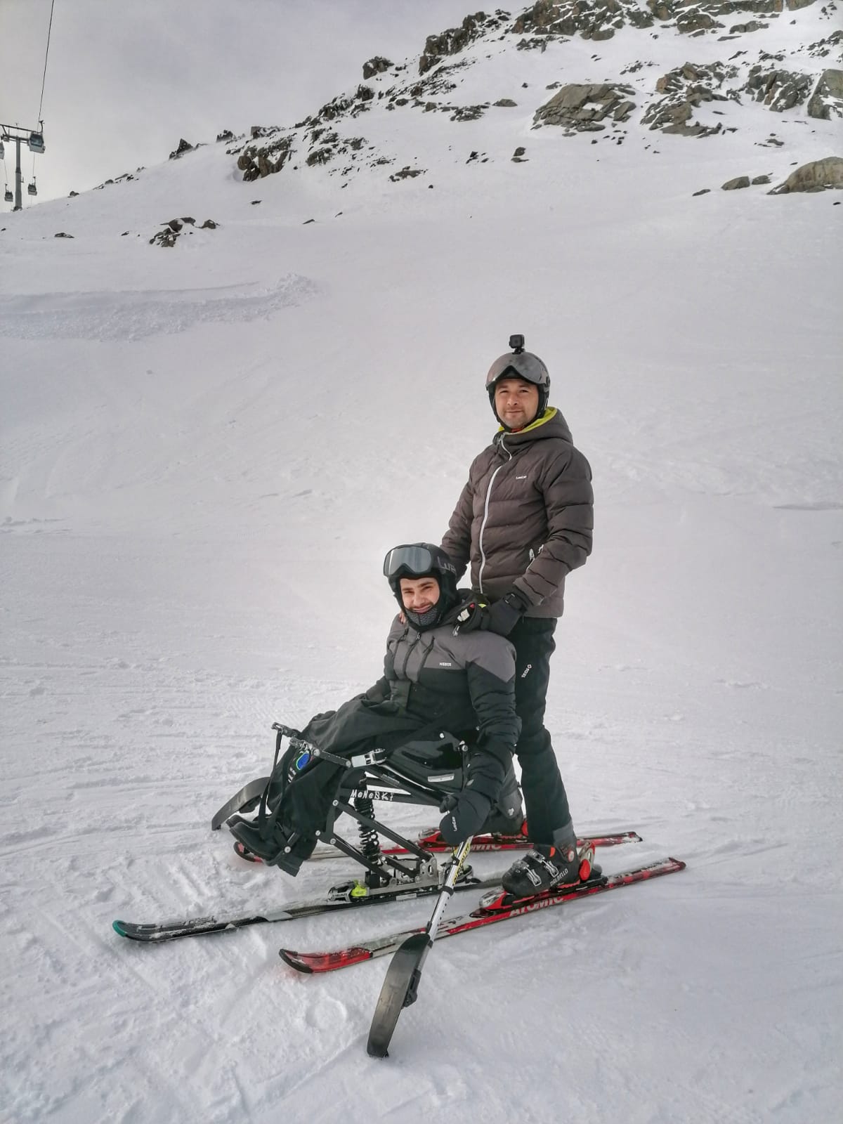 Foto. RAR ÎNTÂLNIT. Schi în scaun rulant