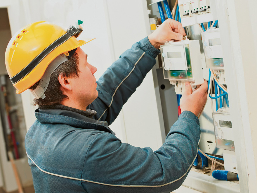 Fals angajat RENEL încearcă vigilența sătmărenilor. Atenție  să nu vă  “curenteze”!