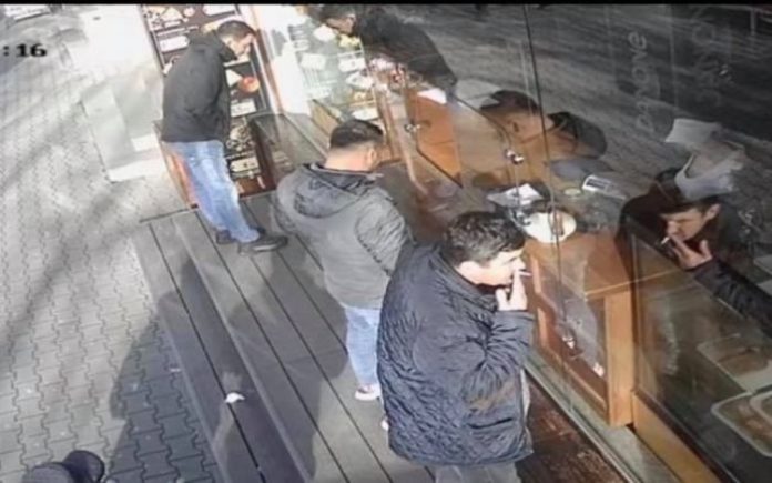 ATENȚIE! O nouă ÎNȘELĂTORIE face furori:  „ruperea bancnotei cu dinţii“