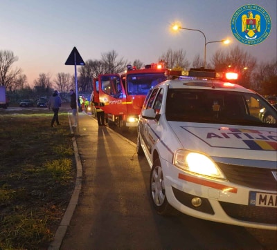 FOTOGALERIE. ACCIDENT STUPID la Satu Mare. Victimele, BLOCATE în autoturism