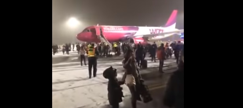VIDEO. PANICĂ în AEROPORT. Avion WIZZ AIR, cu zeci de SĂTMĂRENI la bord, OPRIT la sol