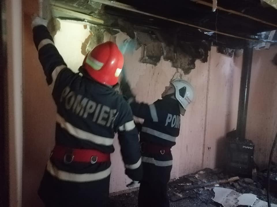 FOTOGALERIE, INCENDIU. Casă DISTRUSĂ  de FLĂCĂRI. Totul a PORNIT de la coșul de fum
