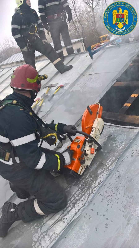 FOTOGALERIE. Incendiu de AMPLOARE la Satu Mare. S-a APRINS acoperișul unei hale