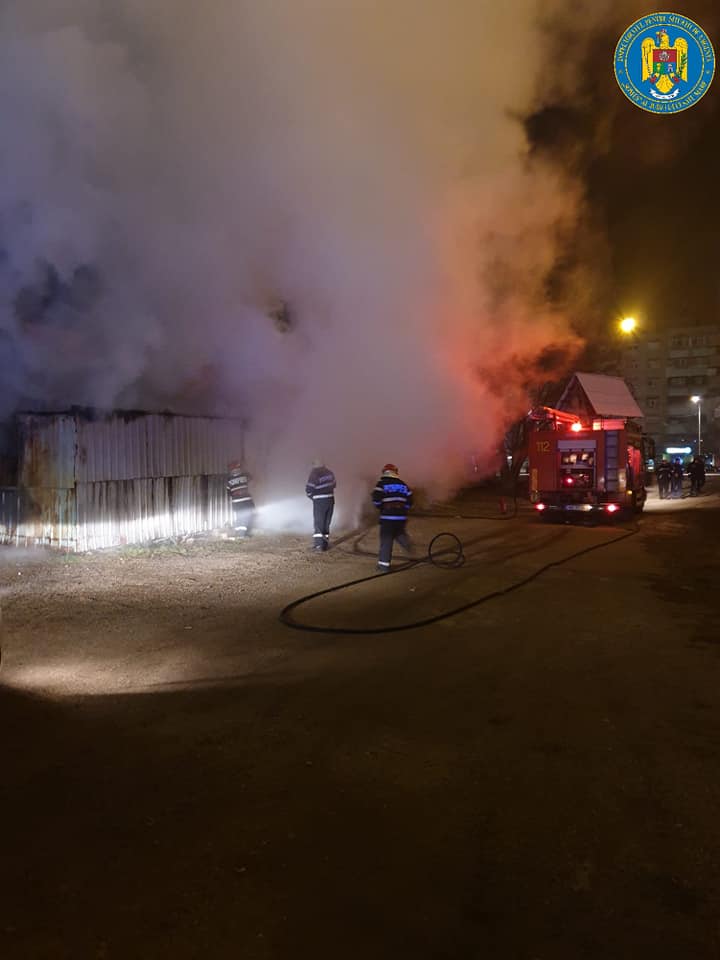 FOTOGALERIE. Incendiu provocat de o MÂNĂ CRIMINALĂ la Satu Mare. Piromanul, căutat de polițiști