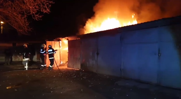 VIDEO. Garaje în FLĂCĂRI la Satu Mare. ARTIFICIILE, vinovate