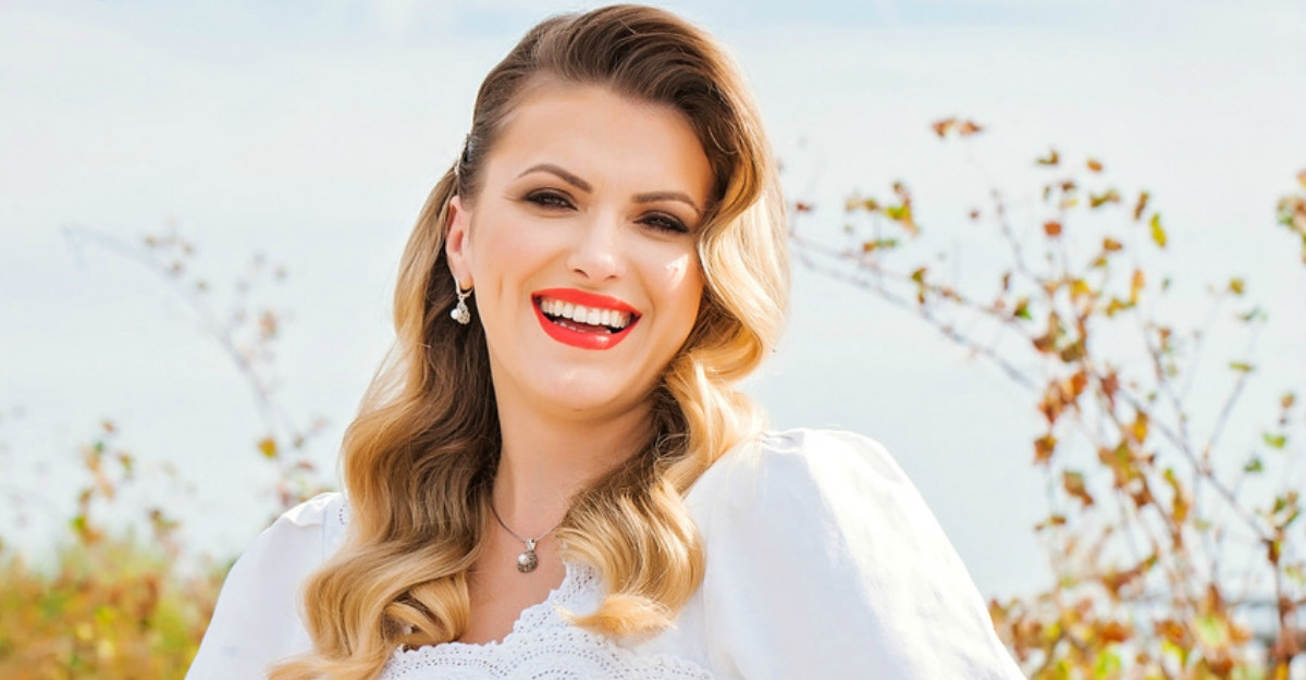 FOTOGALERIE. O sătmăreancă, cea mai FRUMOASĂ interpretă de muzică populară. Trăiește o frumoasă POVESTE DE DRAGOSTE