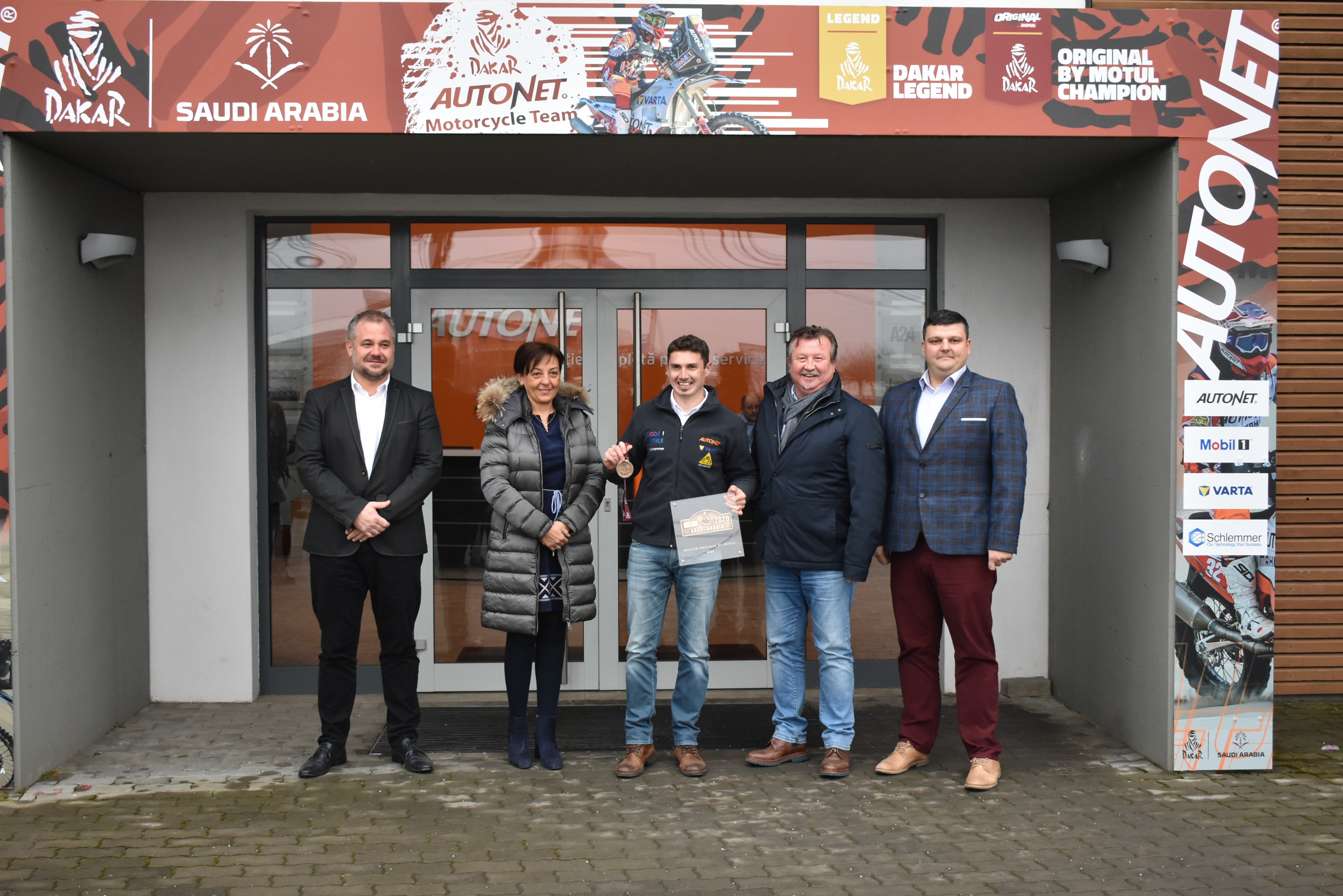 Mani  Gyenes și tradiționala primire dulce de la Autonet