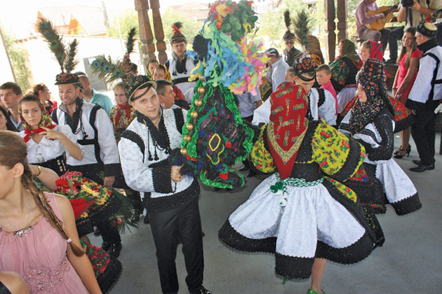 Mireasă din Ţara Oaşului, vedetă pe un site de specialitate care prezintă cum se îmbracă mirii în cadrul nunților tradiționale în culturi din diferite părți ale lumii