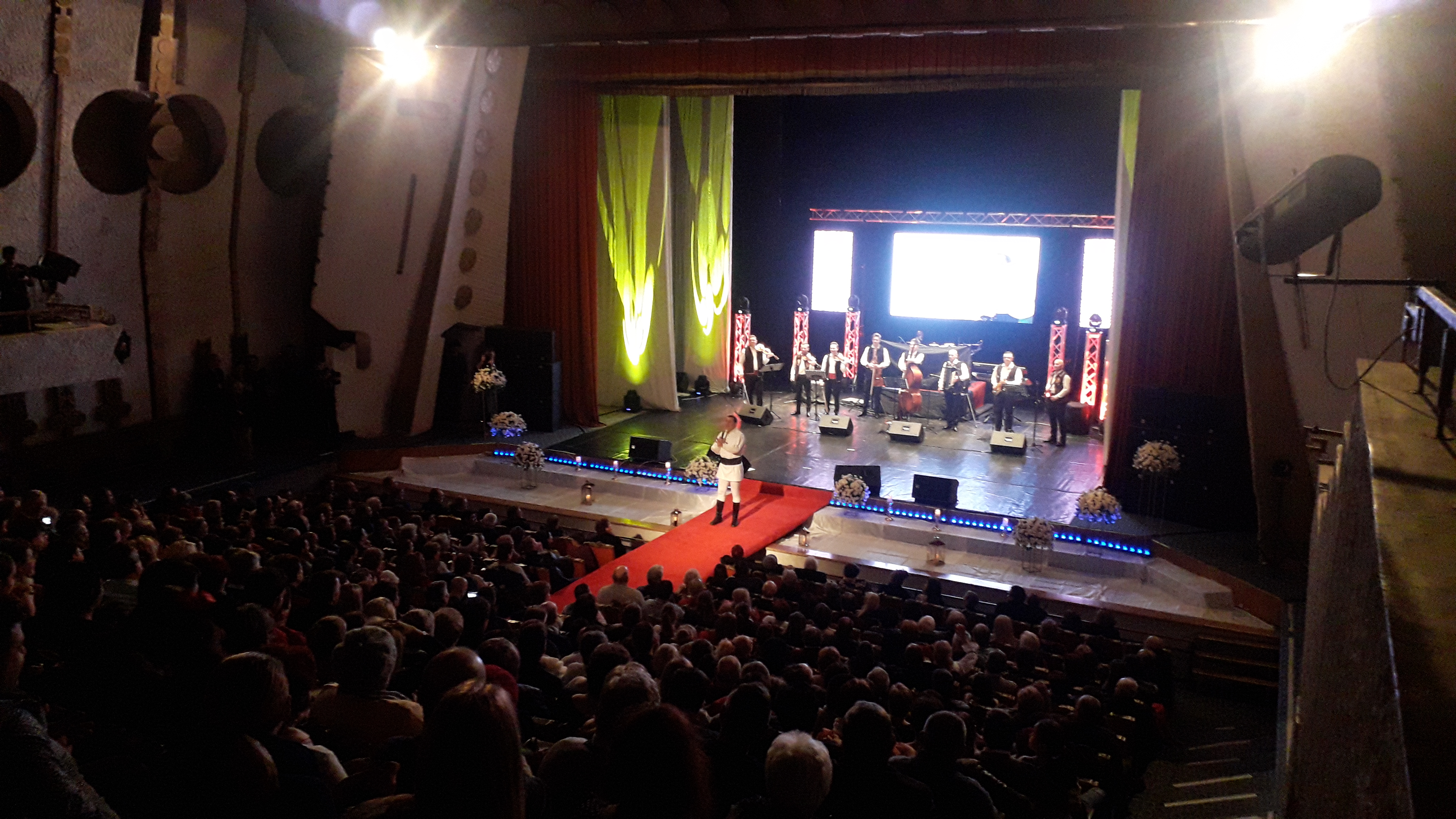 GALERIE FOTO. “Ecou printre generații” – un spectacol grandios cu Petrică Mureșan și prietenii