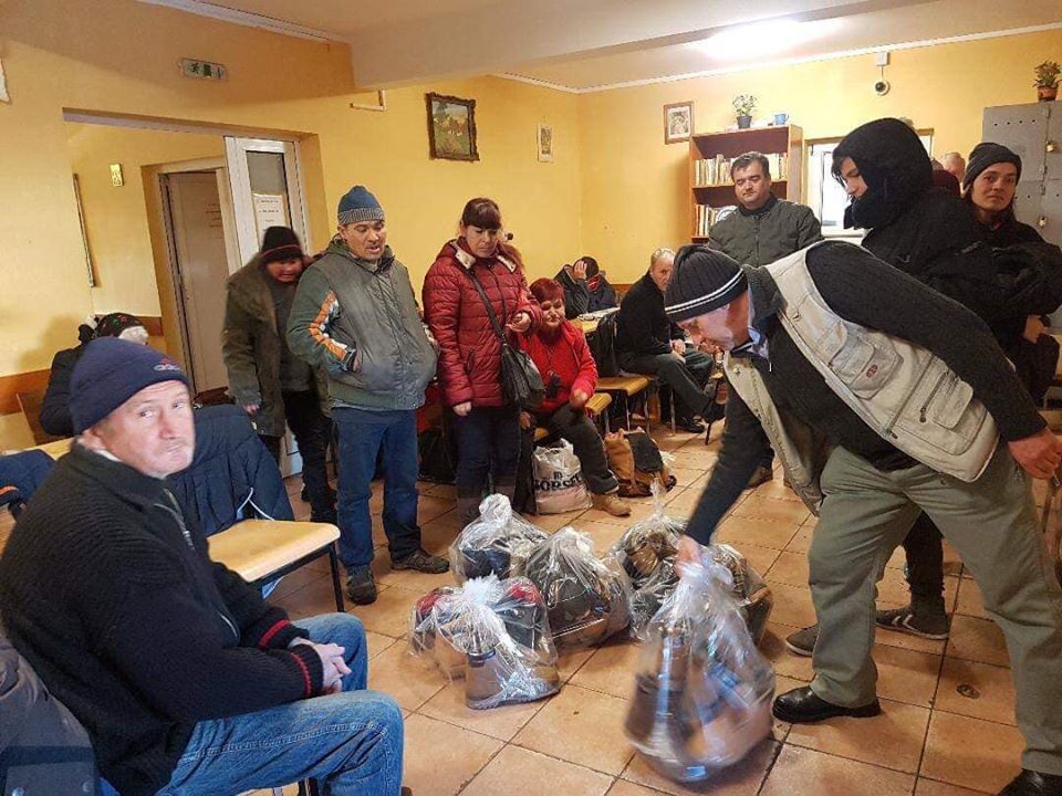 Interpretul Petrică Mureșan a donat încălțăminte pentru beneficiarii Adăpostului de noapte