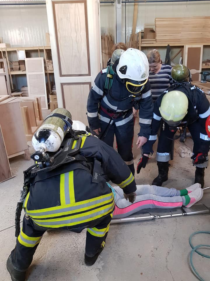 FOTOGALERIE. Incendiu de APLOARE la o tâmplărie din Ardud. O angajată a rămas blocată în interior (EXERCIŢIU)