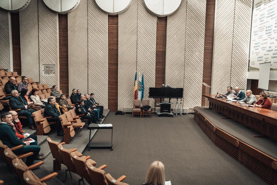 VIGILENȚĂ! Măsuri DRASTICE pentru combaterea GRIPEI AVIARE la Satu Mare. Ședință de URGENȚĂ