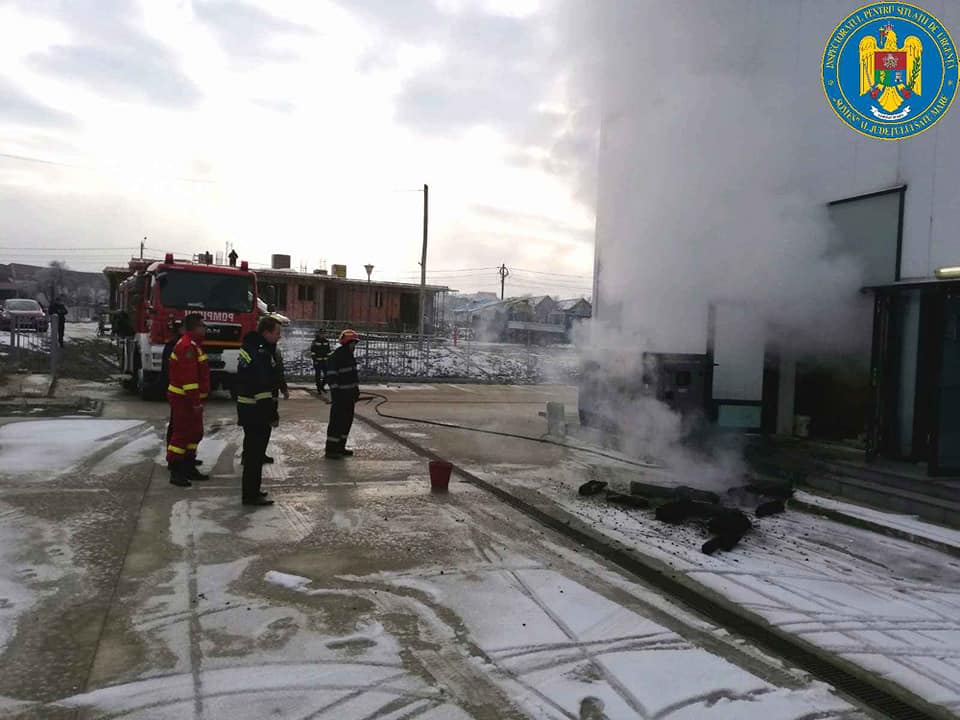 FOTOGALERIE. INCENDIU la o sală de sort din ŢARA OAŞULUI. Alimentarea defectuoasă a sistemului de încălzire