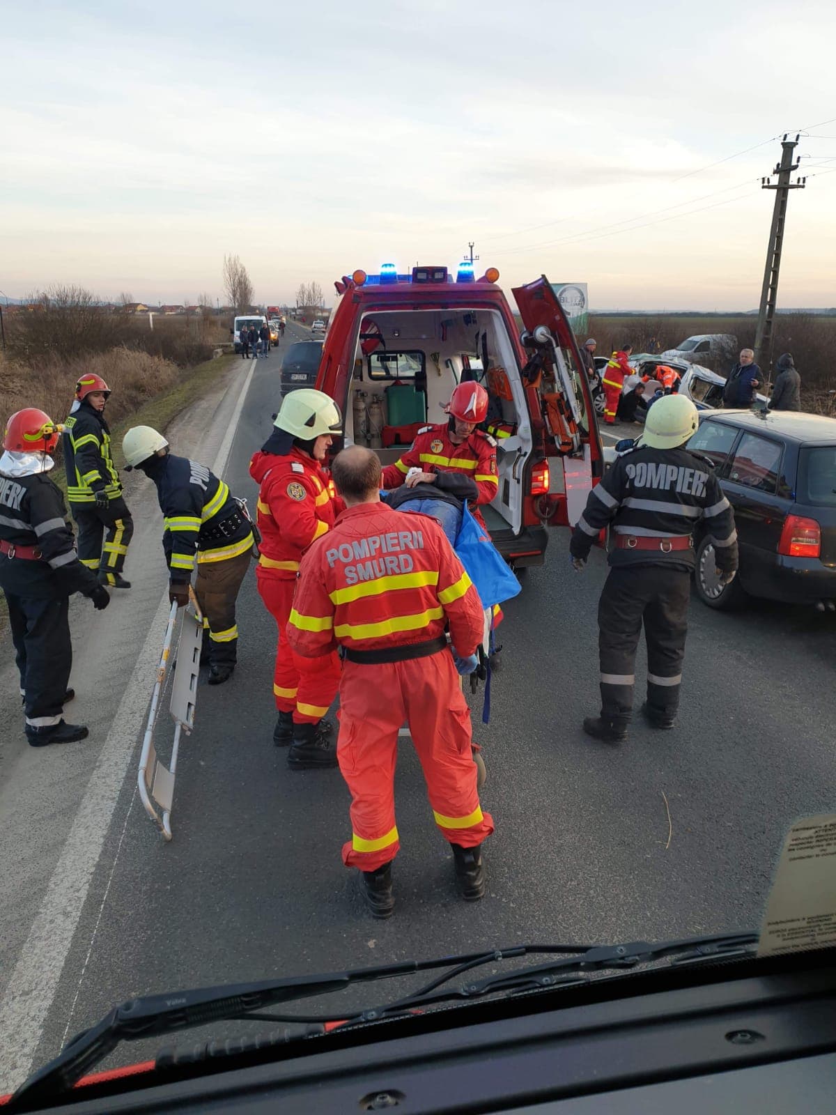 FOTO. Accident CUMPLIT. Doi MORȚI. Mulți răniți GRAV. Ambulanță cu PACIENȚI, implicată