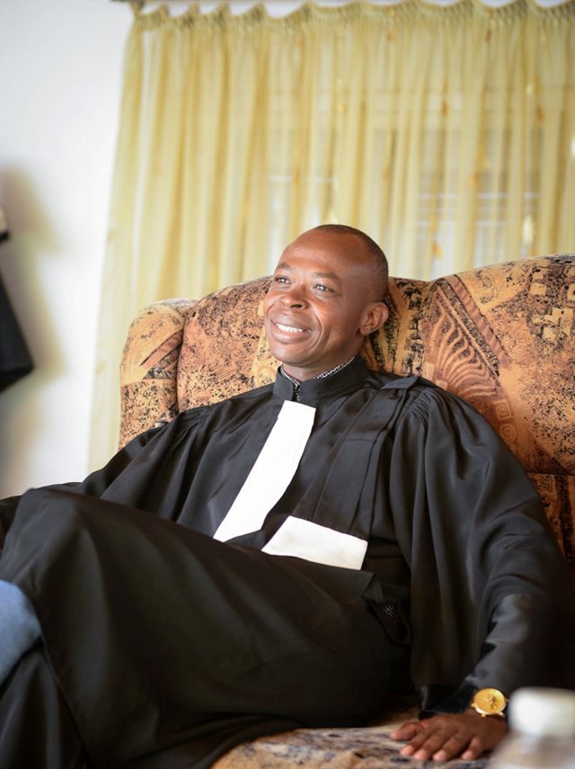 Se poate şi aşa! Emoţionanta poveste de viaţă a primului avocat african din România