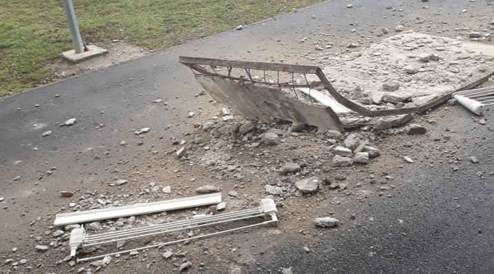 FOTO. FURTUNA ”Sabine” putea face VICTIME la Satu Mare. Balcon SMULS de vânt