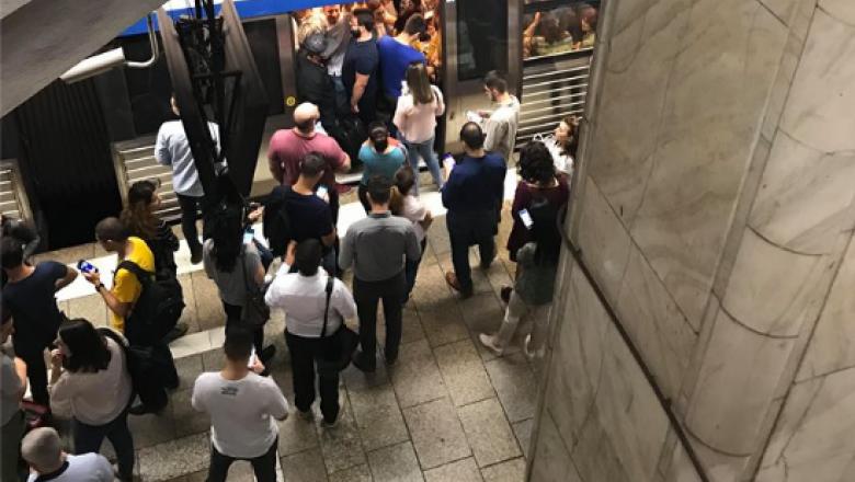 Asiatic dat jos din metrou de suporteri rapidişti