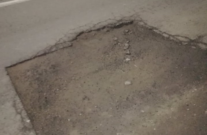 Craterul din asfalt unde sătmărenii își rup mașinile