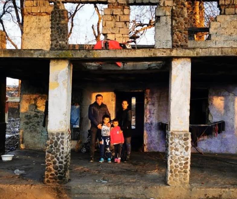 Apel umanitar pentru a ajuta o familie săracă cu trei copii