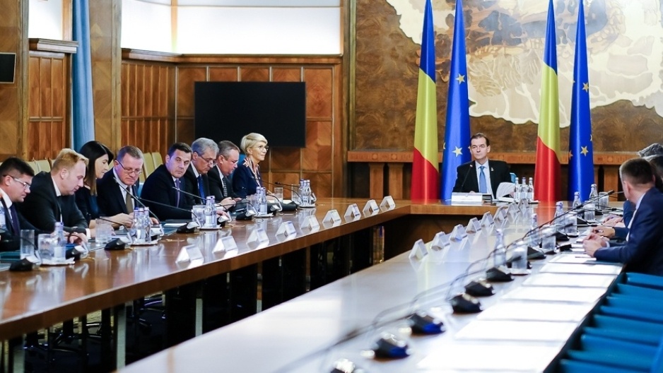 NOAPTEA, ca HOȚII - varianta PNL. Ședință-maraton la Guvern. 25 de OUG au fost adoptate în ajunul moțiunii de cenzură